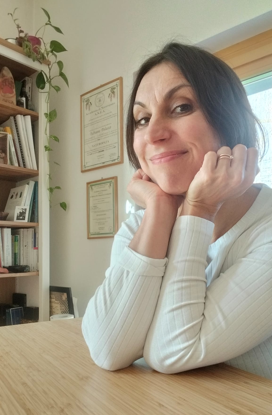 Ritratto di Fabiana Polacco, naturopata, nel suo studio