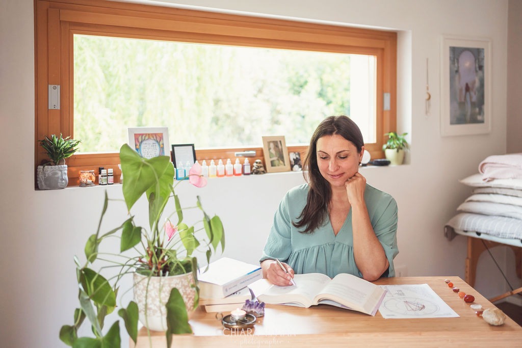 Fabiana Polacco al lavoro nel suo studio di naturopatia a Zero Branco